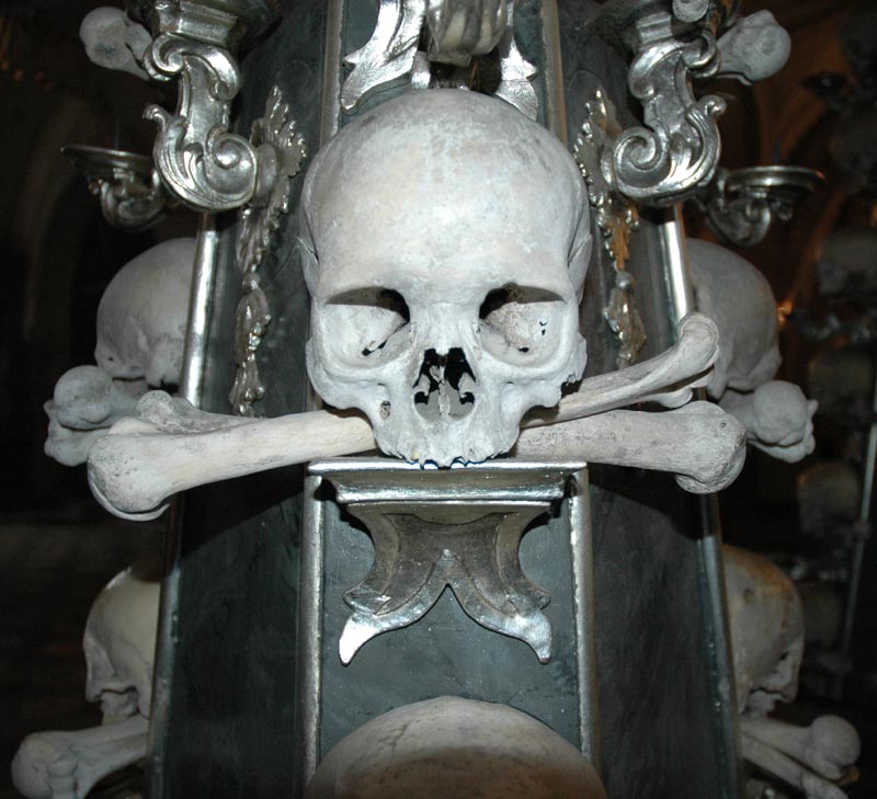 kunta-hora-a-momento-made-of-skull-and-bones.jpg